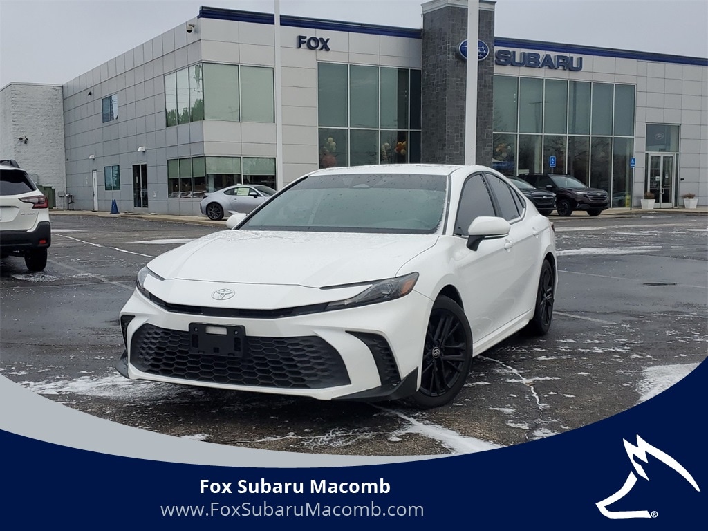 2025 Toyota Camry SE's photo