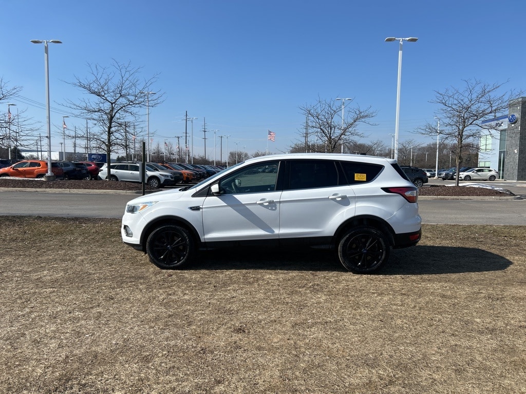 Used 2017 Ford Escape SE with VIN 1FMCU9G94HUC52215 for sale in Macomb, MI