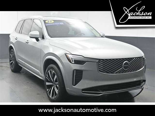 2025 Volvo XC90 Core's photo