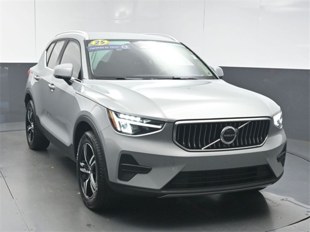 Used 2025 Volvo XC40 B5 Core SUV
