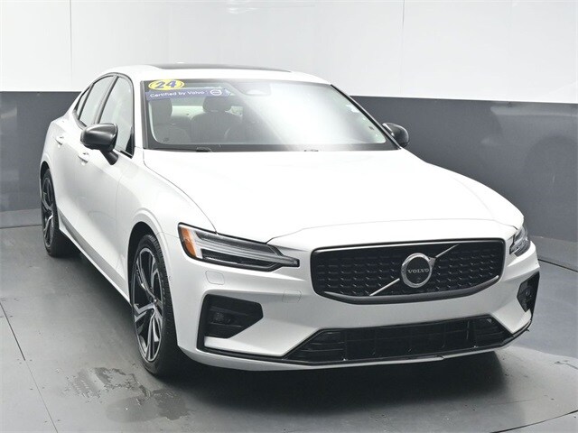 2024 Volvo S60 B5 Plus photo 2