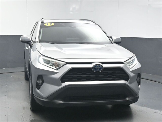 2019 Toyota RAV4 Hybrid XLE photo 2