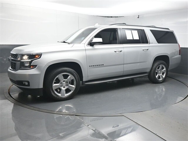 2017 Chevrolet Suburban LT photo 4