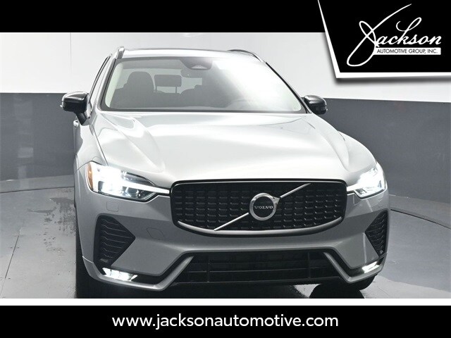 2025 Volvo XC60 B5 Core photo 2