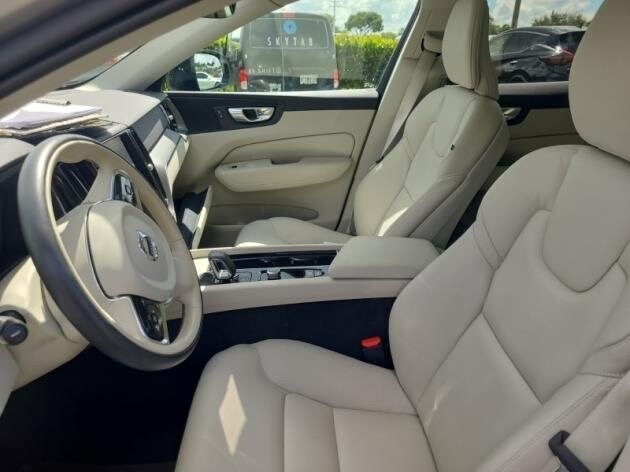 2024 Volvo XC60 B5 Core photo 2