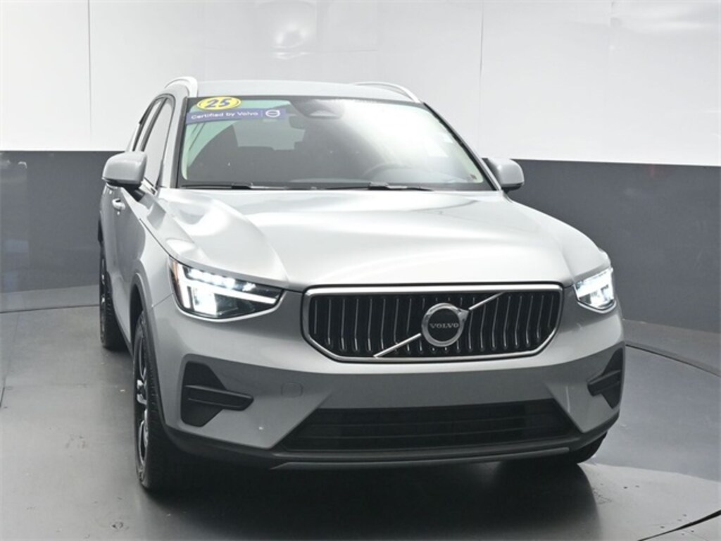 Used 2025 Volvo XC40 B5 Core SUV