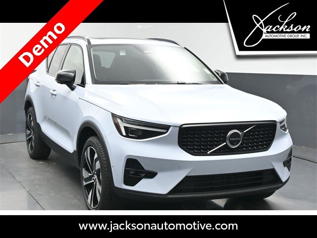 2025 Volvo XC40 Plus photo 2