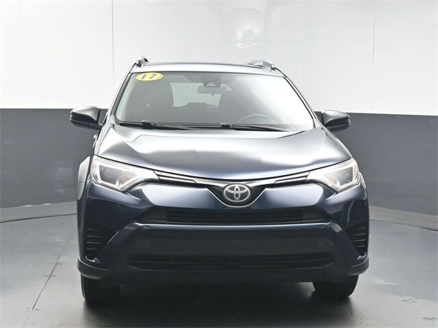 2017 Toyota RAV4 LE photo 3
