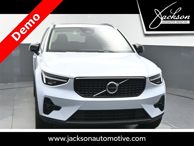 2025 Volvo XC40 Plus photo 3