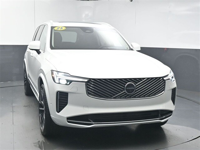 2025 Volvo XC90 T8 photo 3