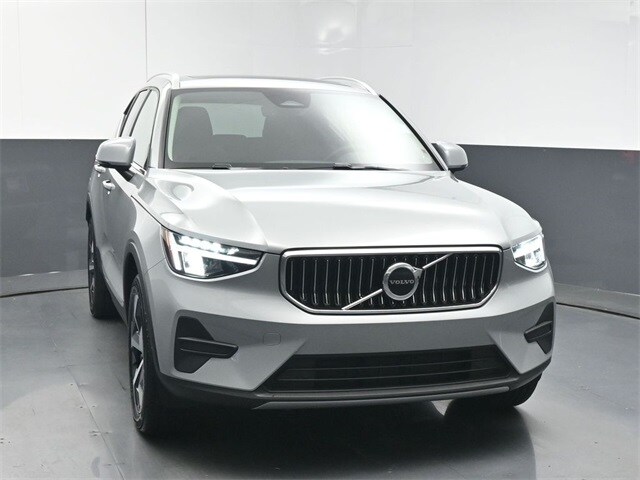 2025 Volvo XC40 Core photo 2