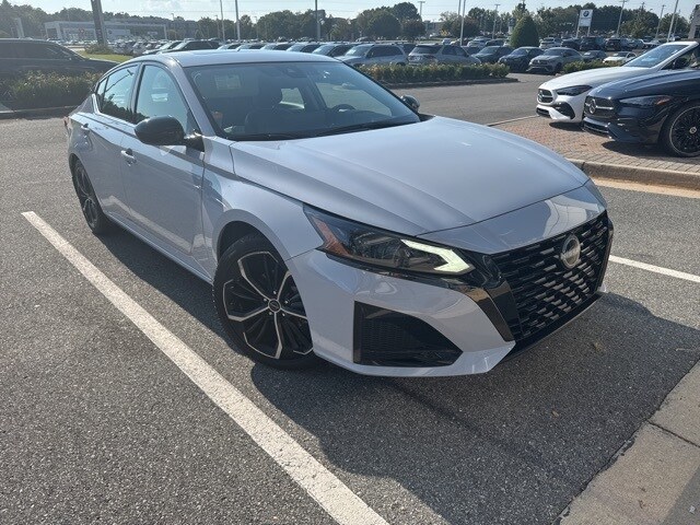 2023 Nissan Altima 2.5 SR photo 3