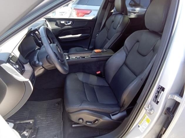 2023 Volvo XC60 B5 Plus photo 2