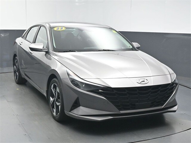 2023 Hyundai Elantra SEL photo 3