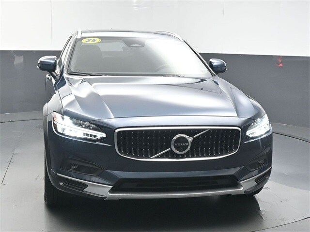 2025 Volvo V90 Cross Country B6 Plus photo 3