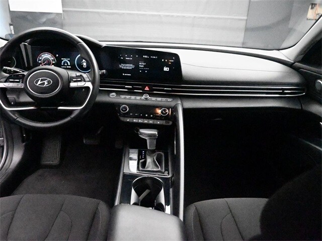 2023 Hyundai Elantra SEL photo 2
