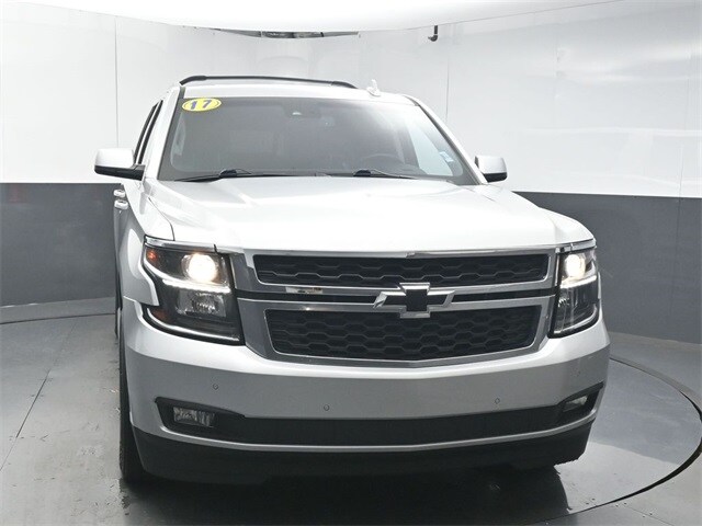 2017 Chevrolet Suburban LT photo 3