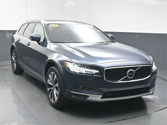 2025 Volvo V90 Cross Country B6 Plus photo 2