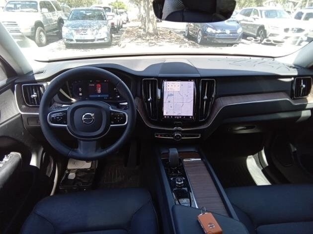 2023 Volvo XC60 B5 Plus photo 4