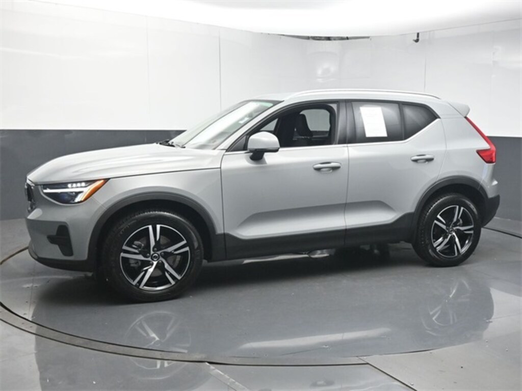 Used 2025 Volvo XC40 B5 Core SUV