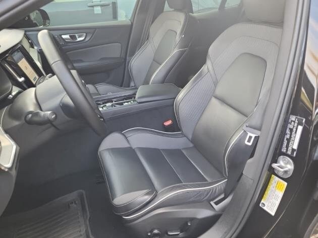 2024 Volvo S60 B5 Plus Black Edition photo 2