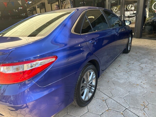 2016 Toyota Camry SE photo 2