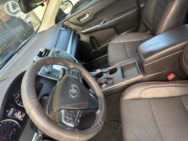 2016 Toyota Camry SE photo 4
