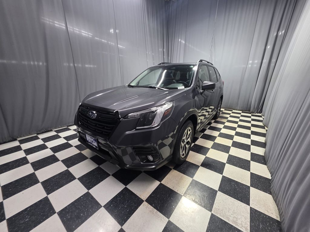 2023 Subaru Forester Premium's photo