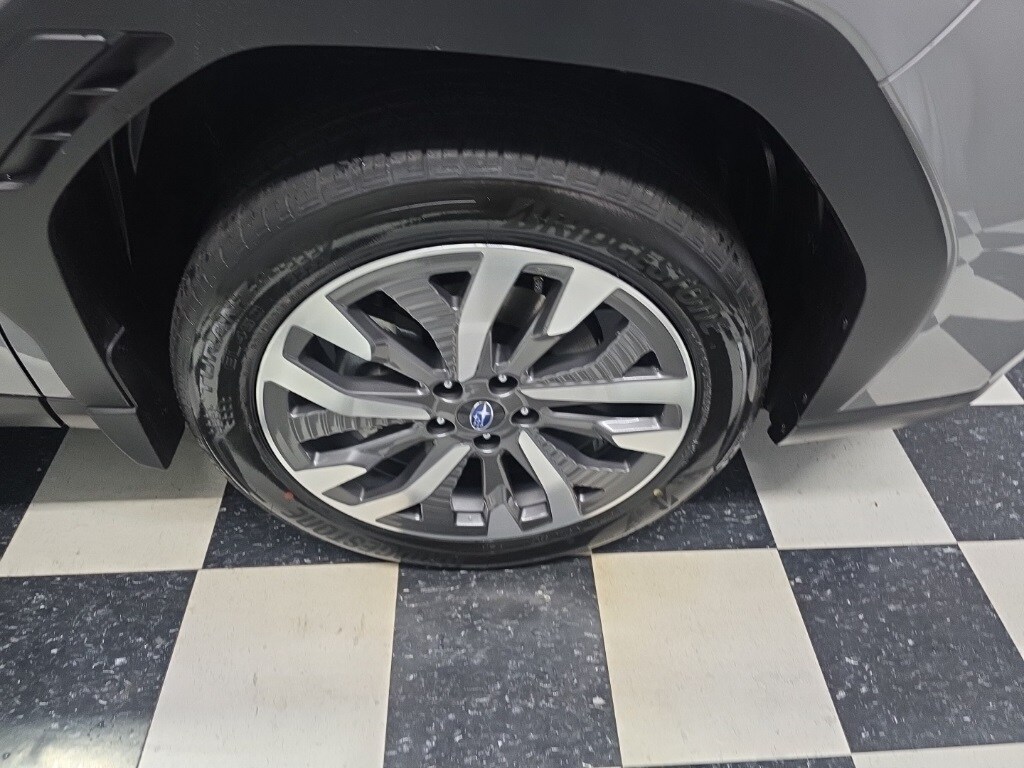 2025 Subaru Forester Touring photo 4