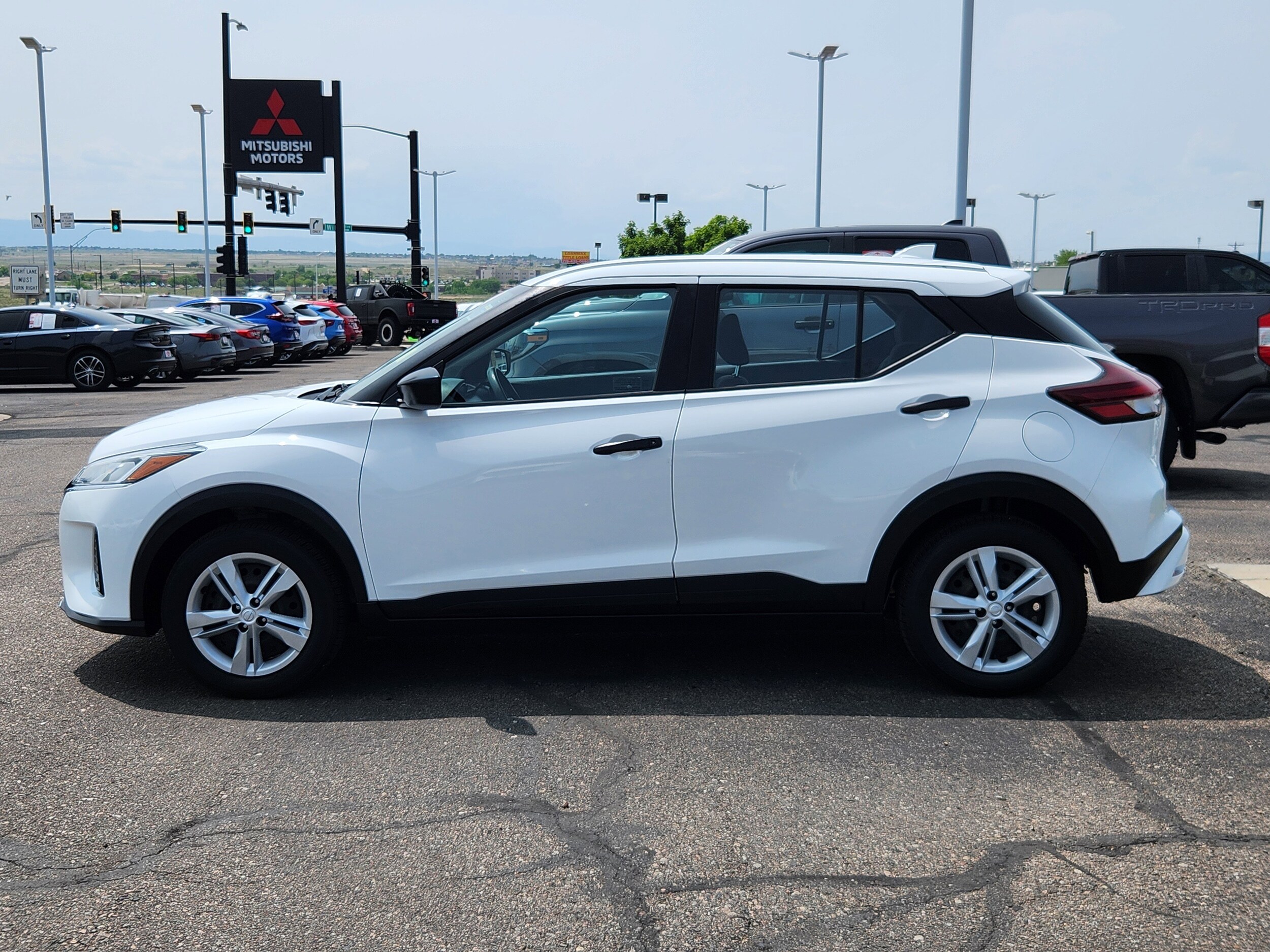 2022 Nissan Kicks S photo 2