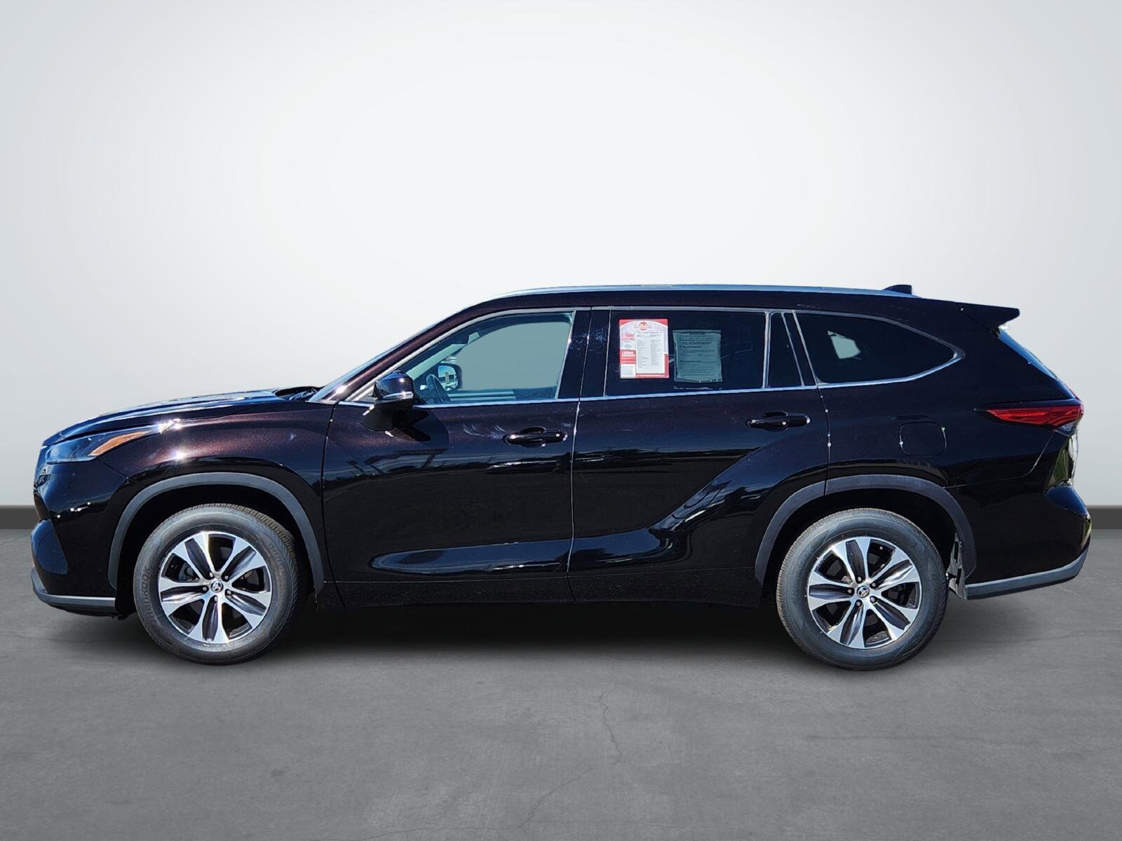 2021 Toyota Highlander XLE photo 2