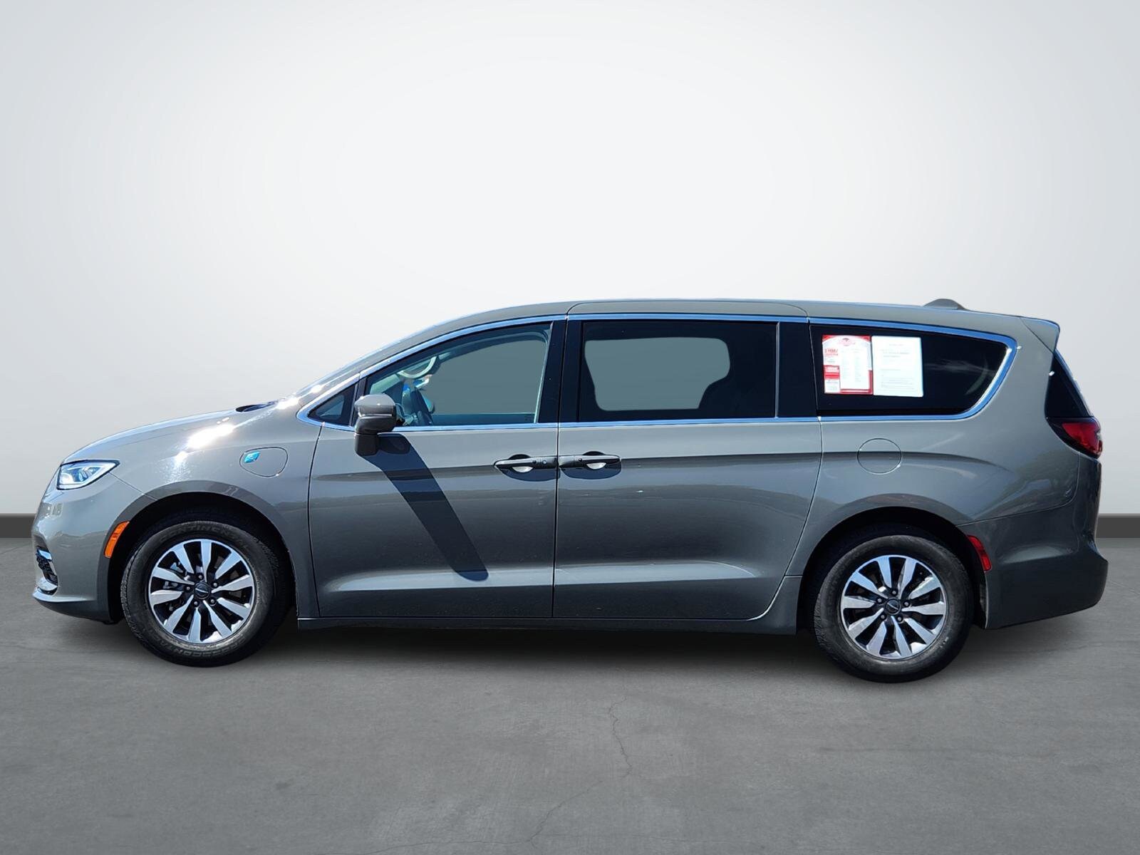 Used 2022 Chrysler Pacifica Hybrid Touring L with VIN 2C4RC1L75NR196057 for sale in Pueblo, CO