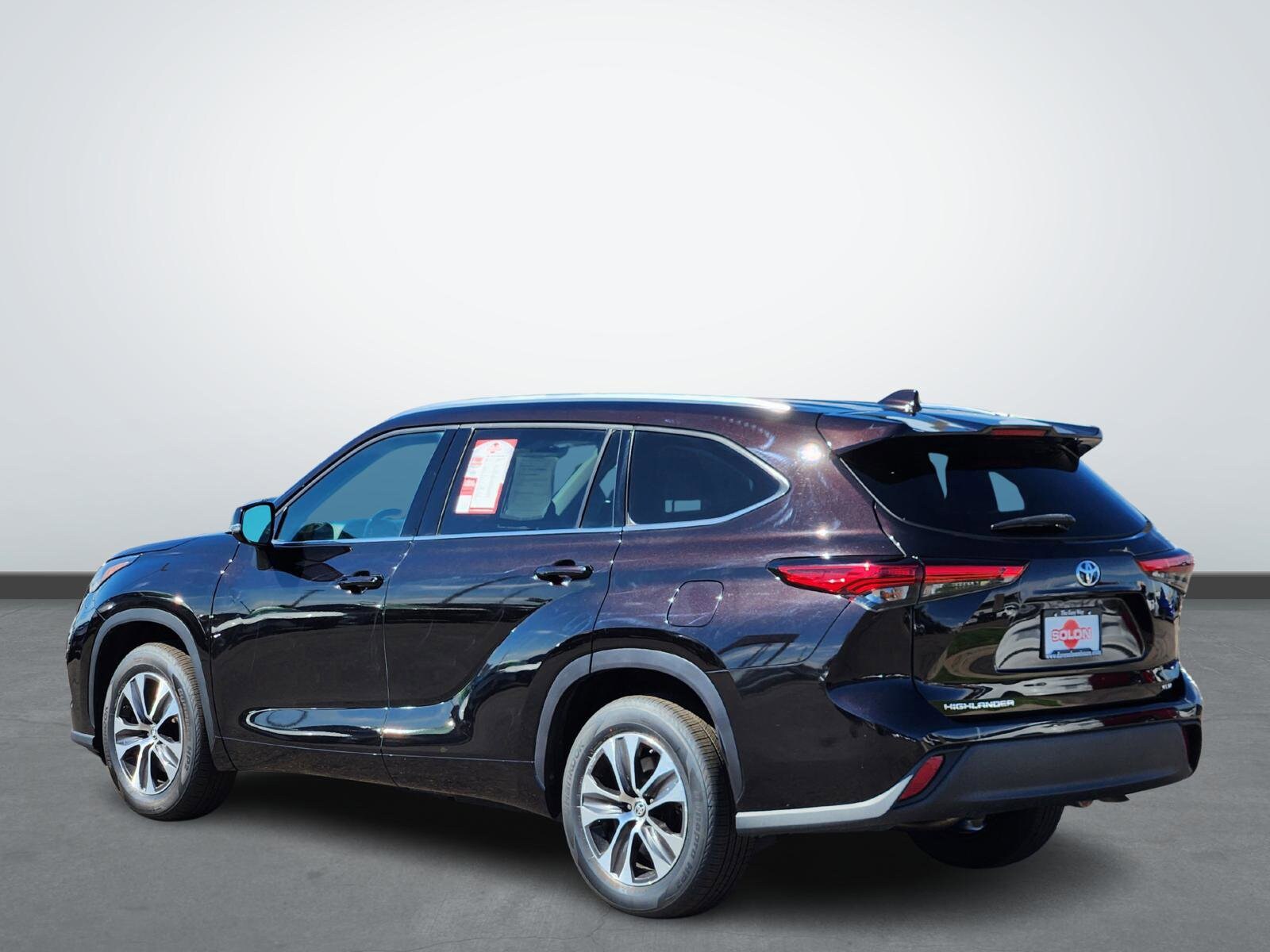 2021 Toyota Highlander XLE photo 3
