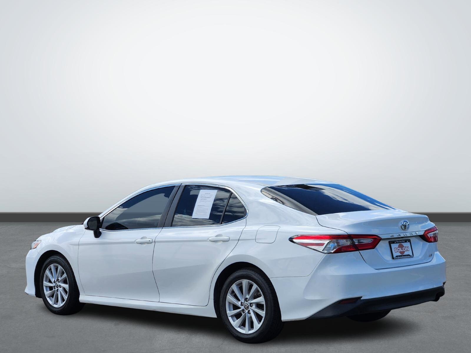 2018 Toyota Camry LE photo 2