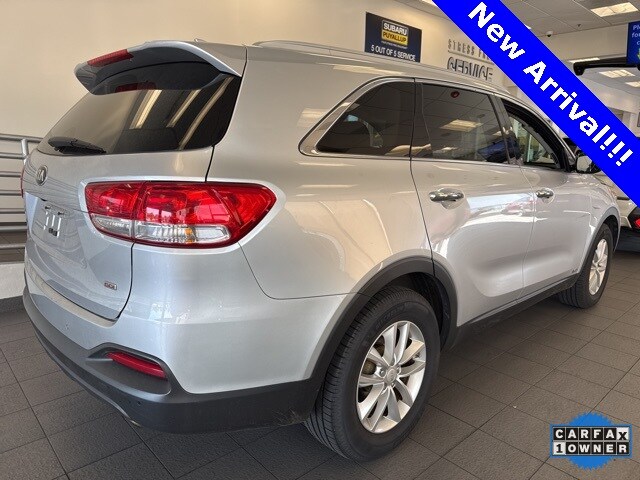2017 Kia Sorento LX photo 2