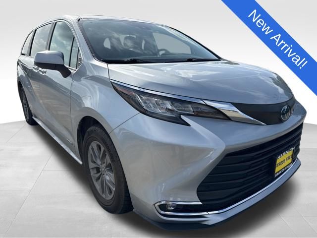 2021 Toyota Sienna XLE 7-Passenger Hybrid FWD's photo
