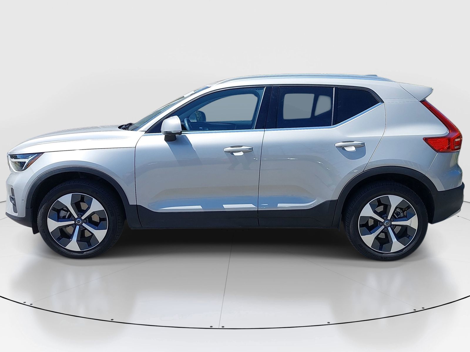 2024 Volvo XC40 B5 Plus Bright Theme photo 4