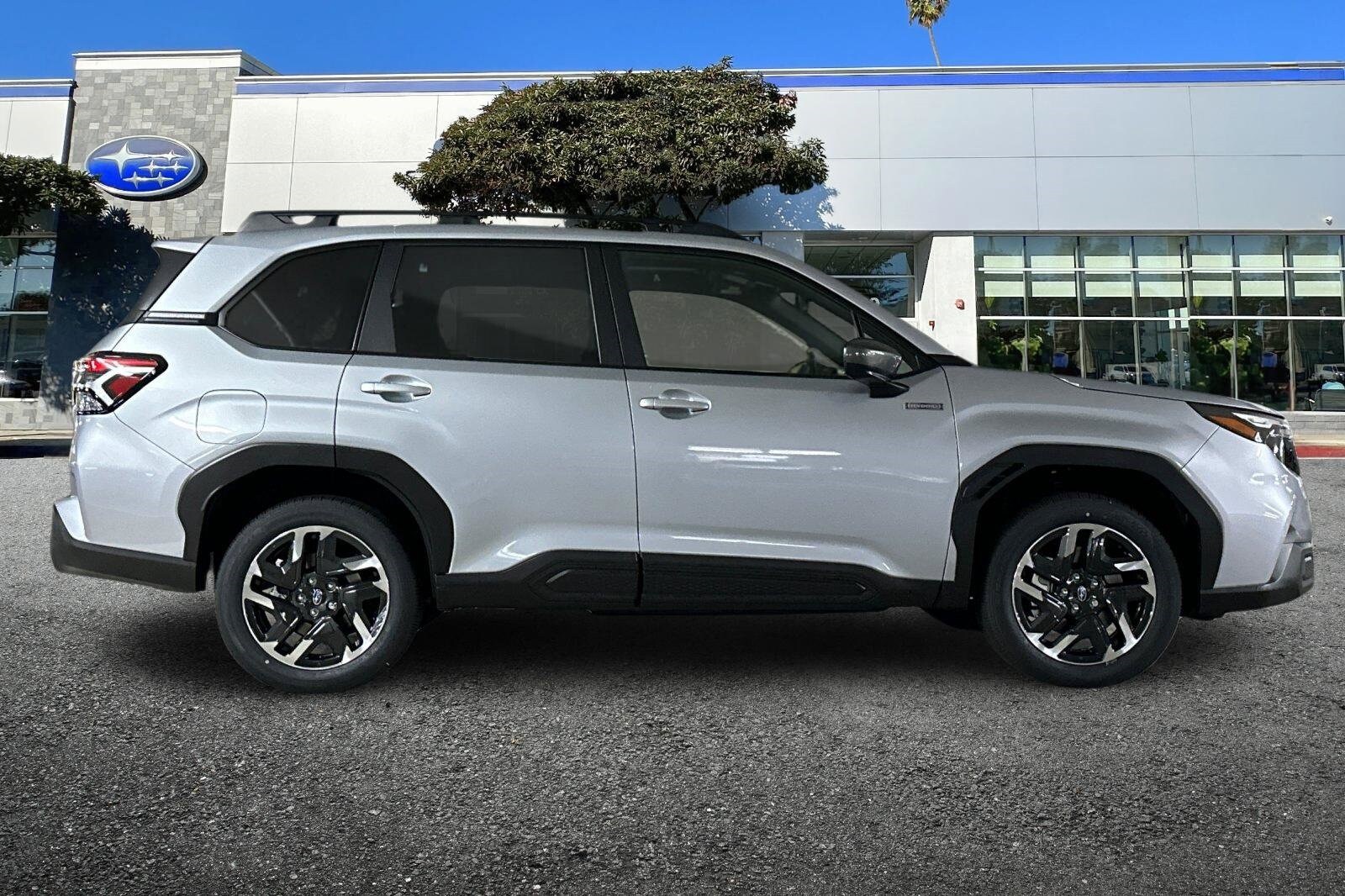 2025 Subaru Forester Premium photo 2