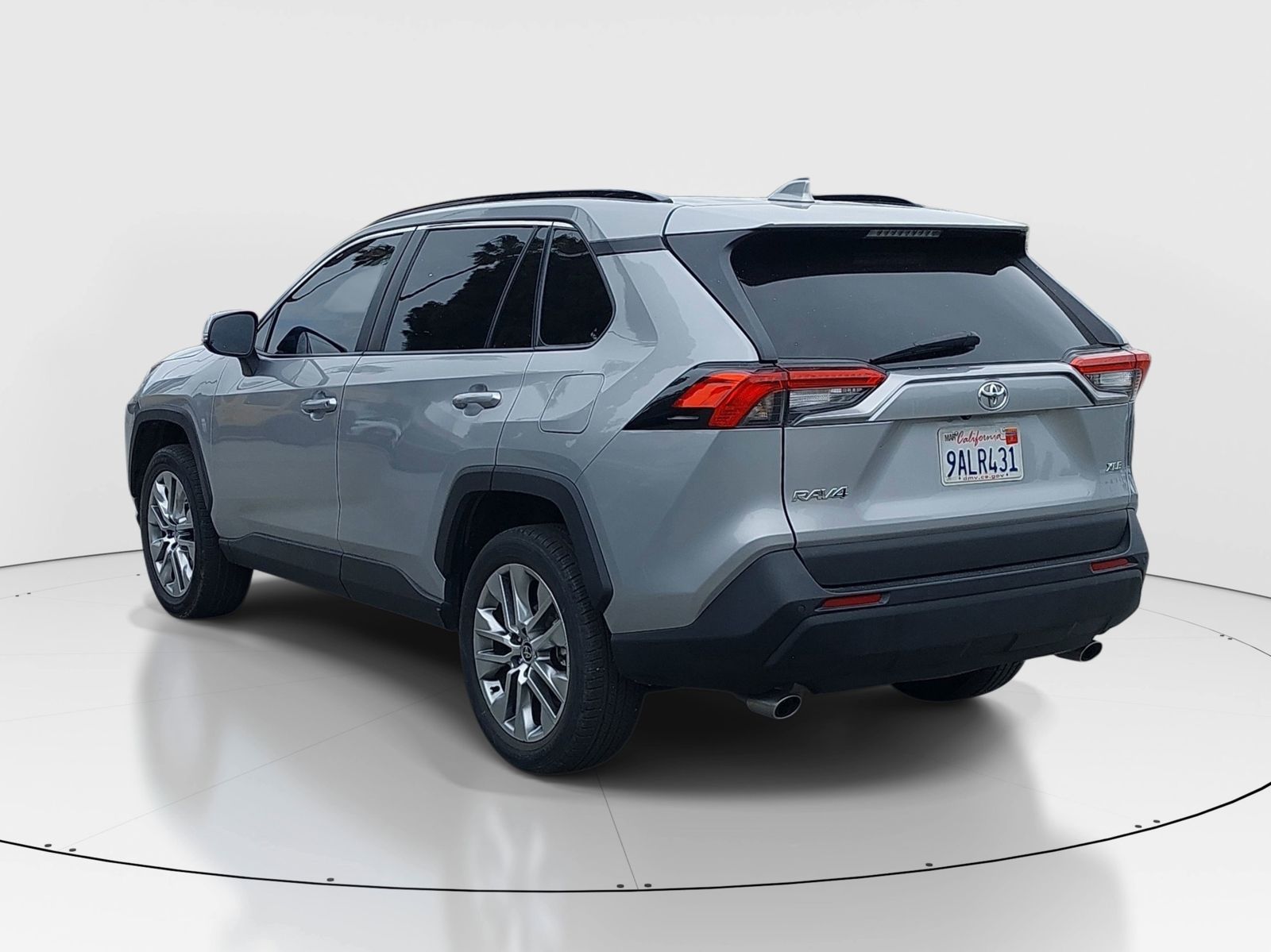 2022 Toyota RAV4 XLE Premium photo 5