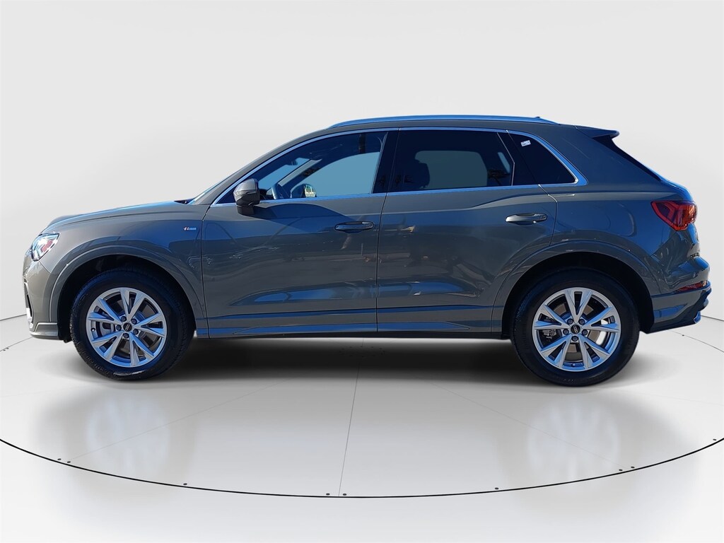 2025 Audi Q3 45 TFSI S line Premium photo 3