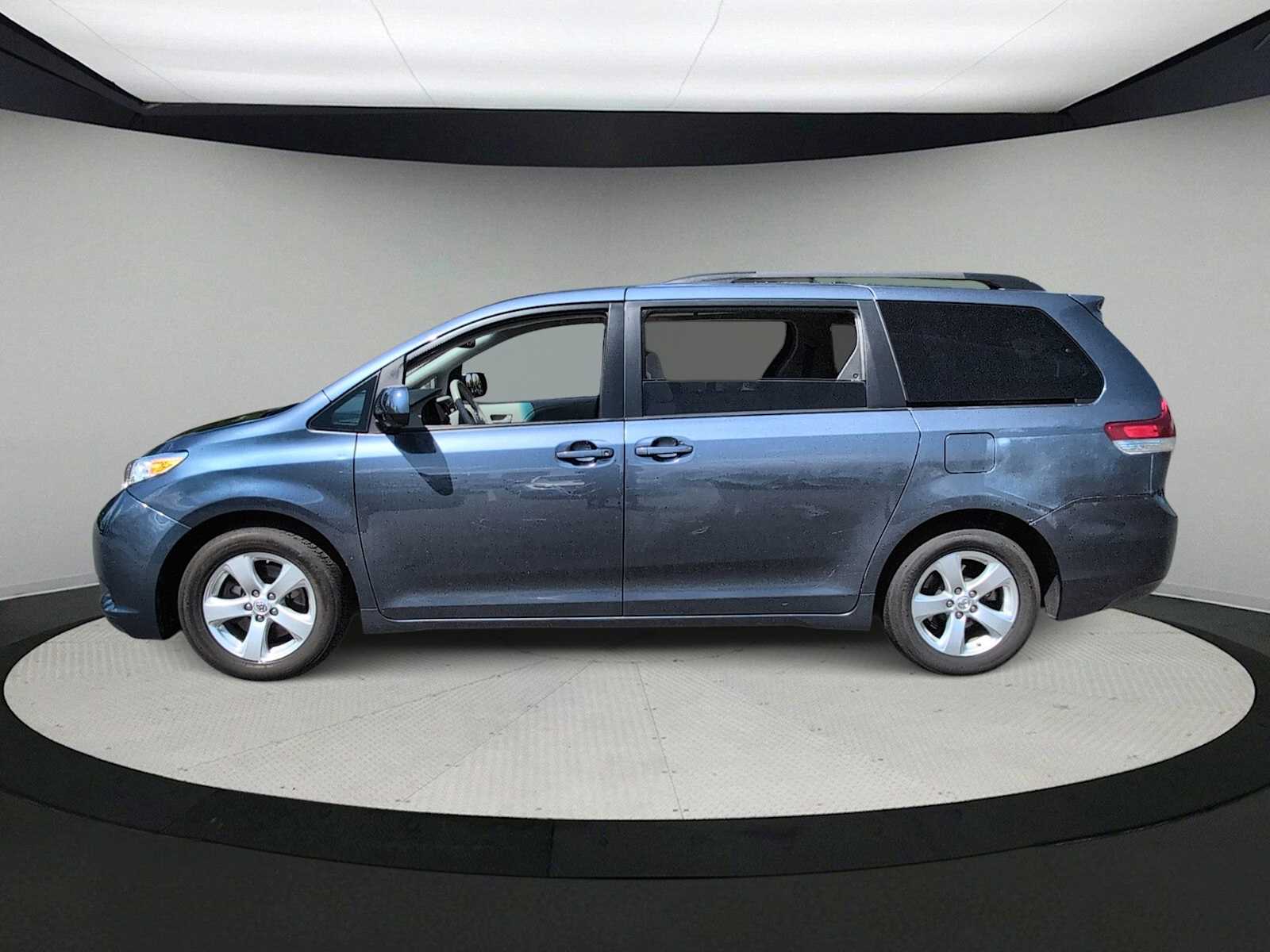 Thumbnail: 2014 Toyota Sienna - 5