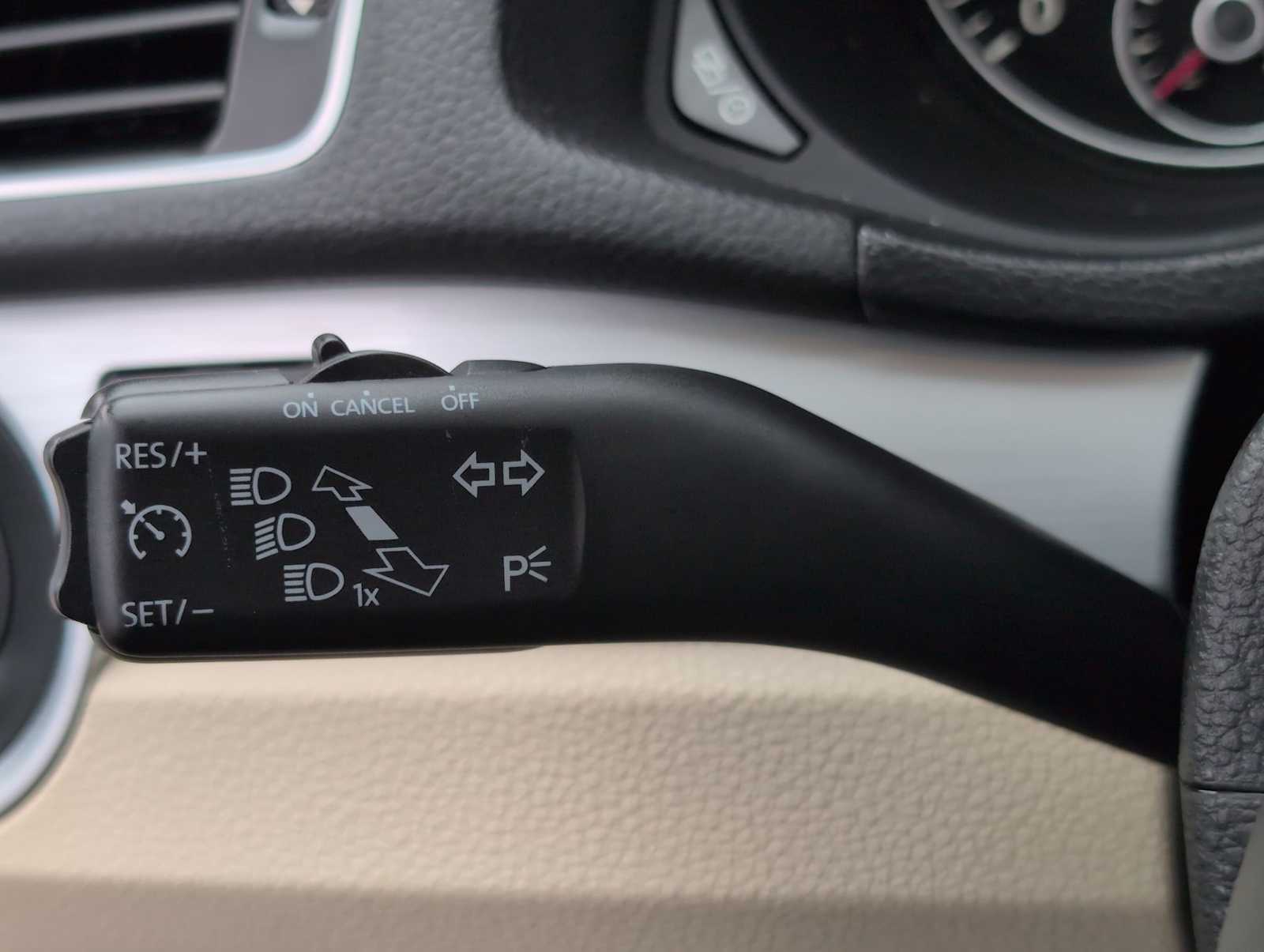 Thumbnail: 2013 Volkswagen Passat - 27