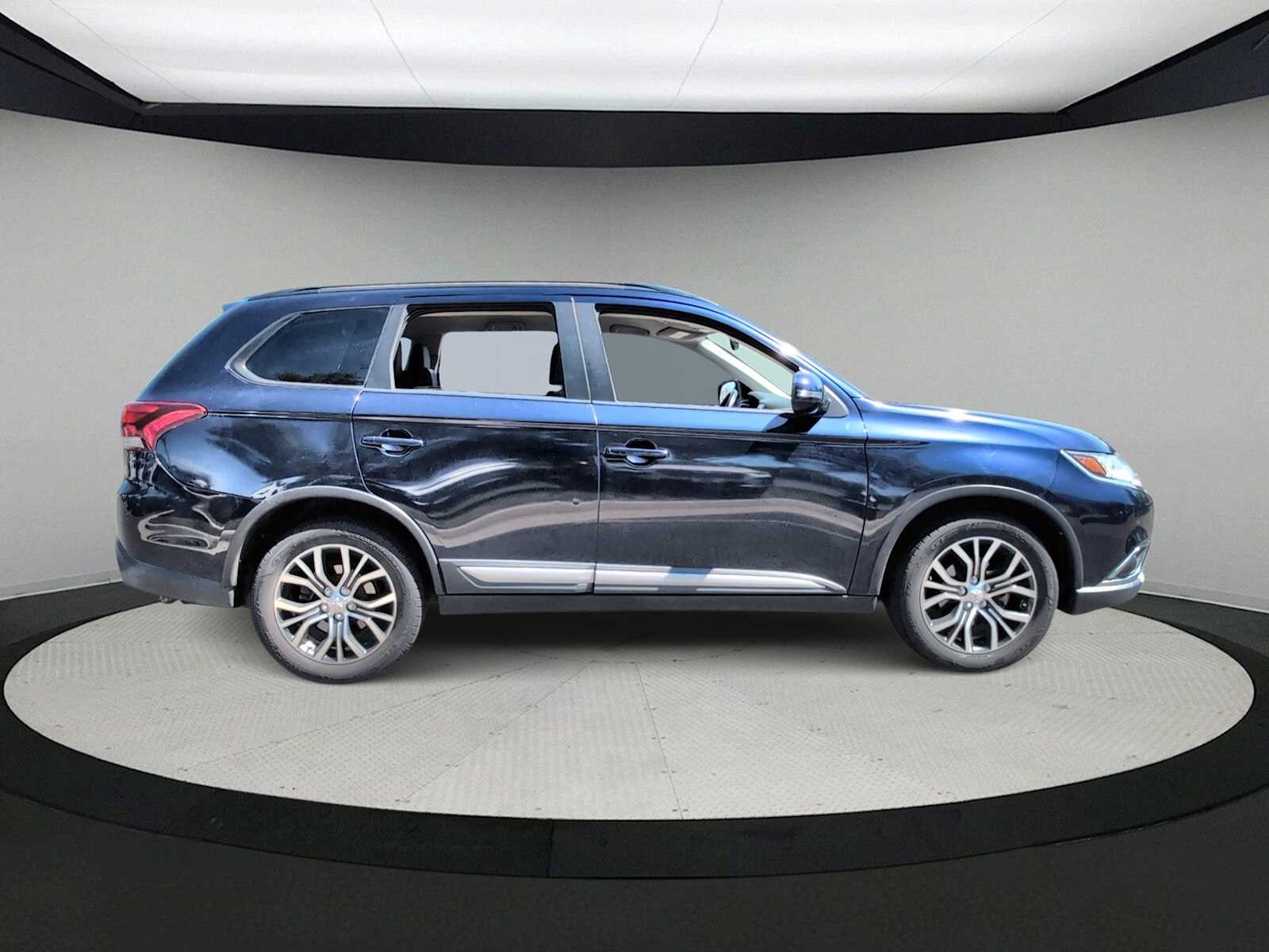 Thumbnail: 2016 Mitsubishi Outlander - 9