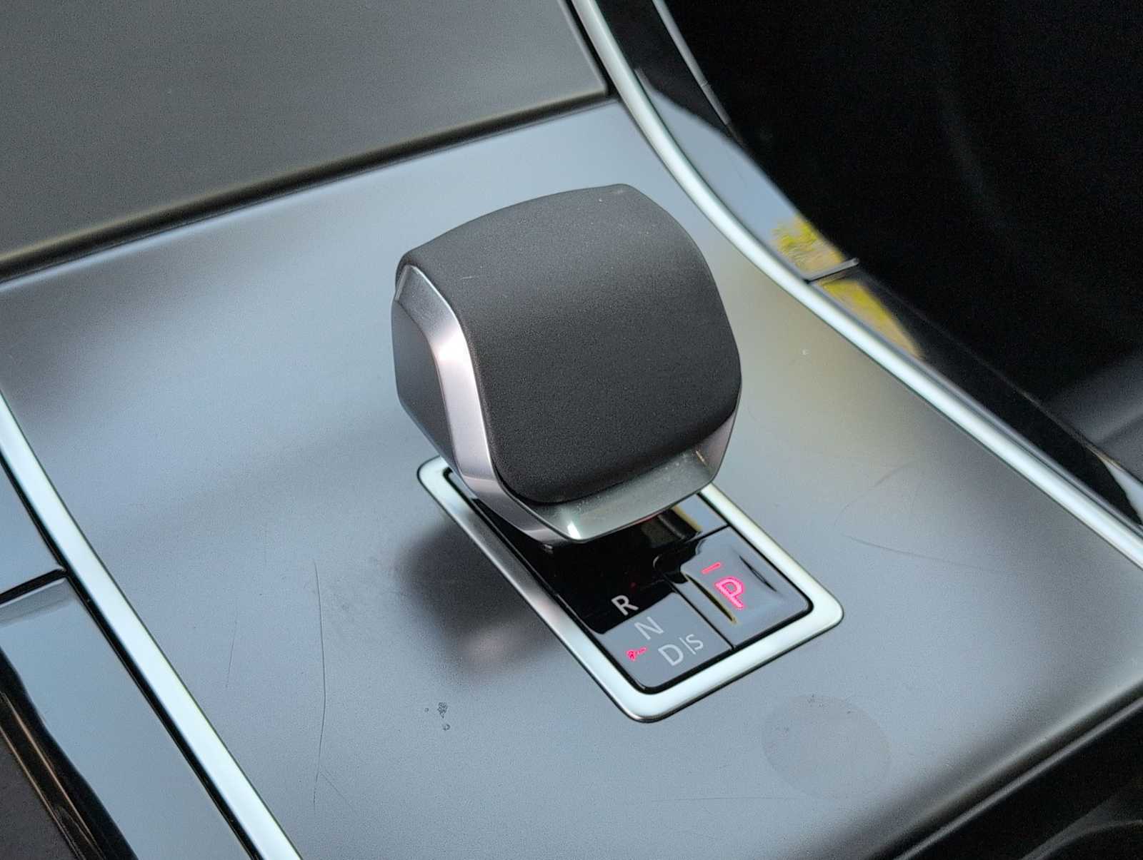 Thumbnail: 2025 Land Rover Range Rover Velar - 32