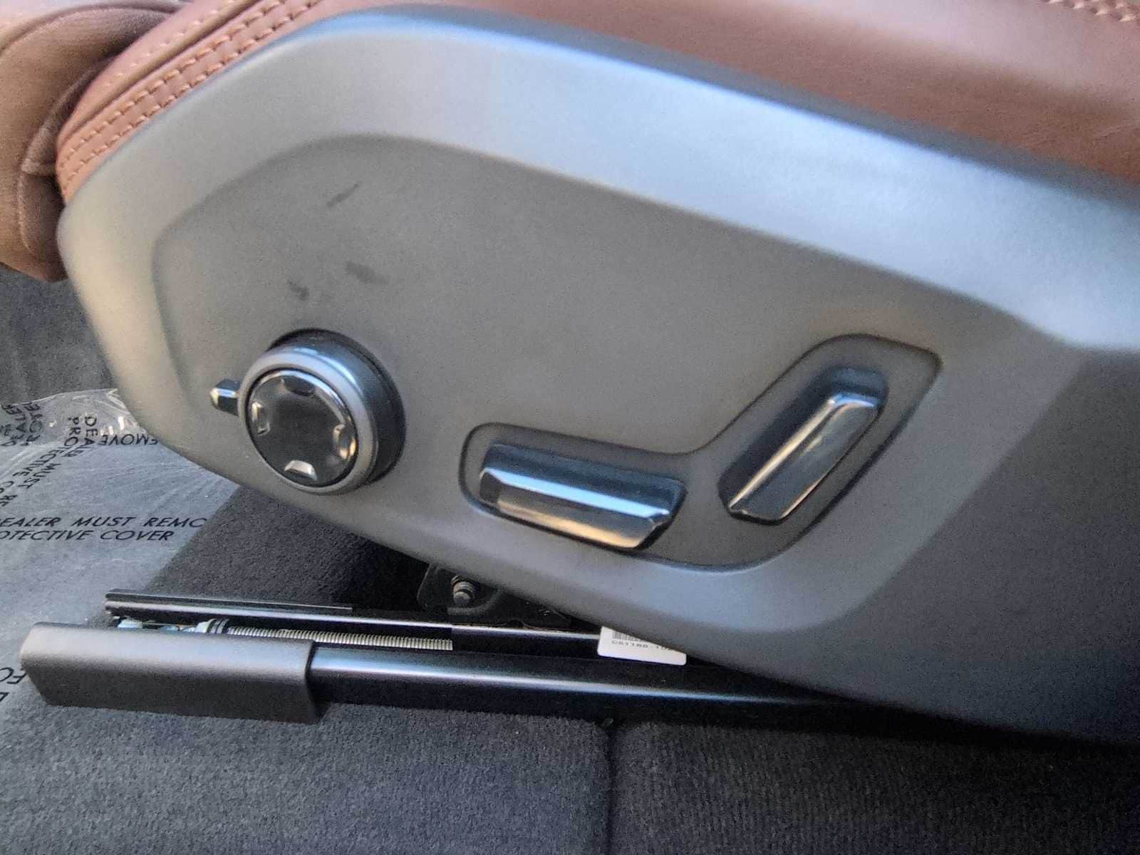 Thumbnail: 2025 Volvo XC60 - 17