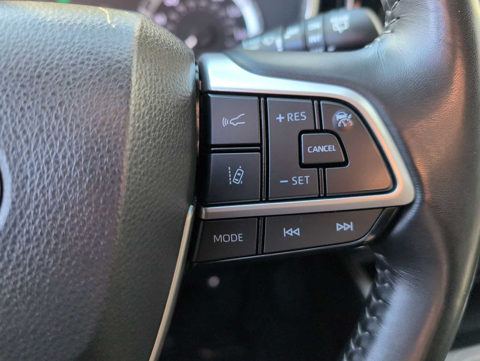 Thumbnail: 2023 Toyota Highlander - 25