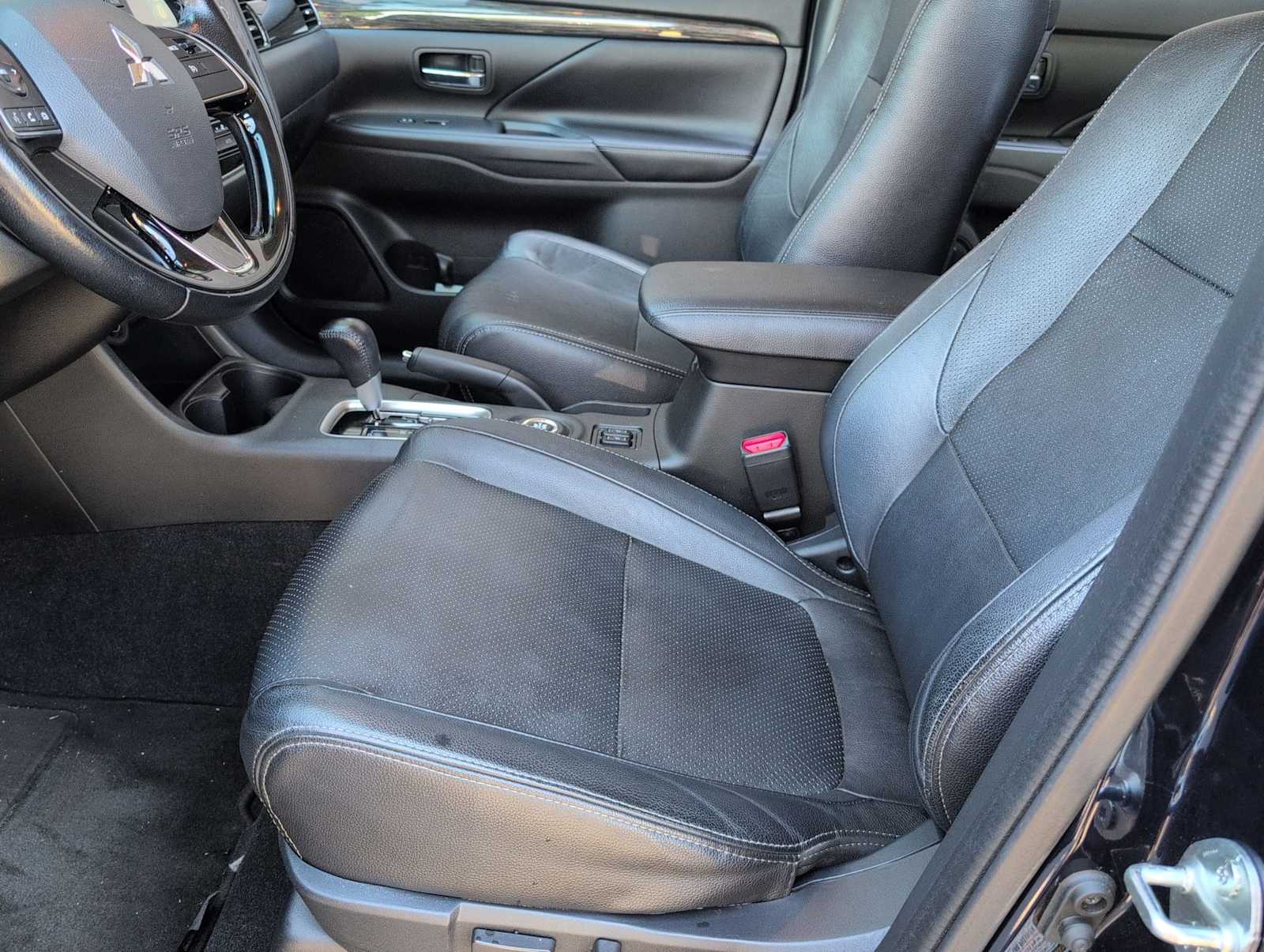Thumbnail: 2016 Mitsubishi Outlander - 16