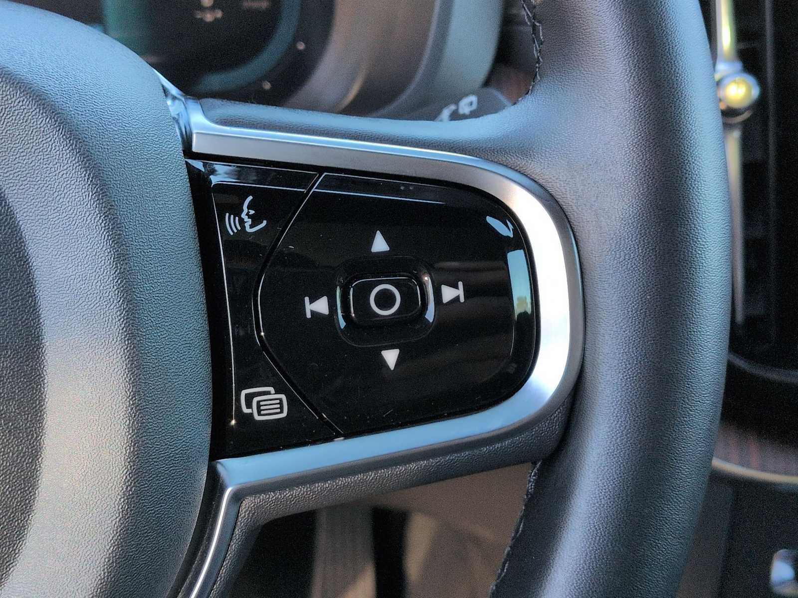 Thumbnail: 2025 Volvo XC60 - 25