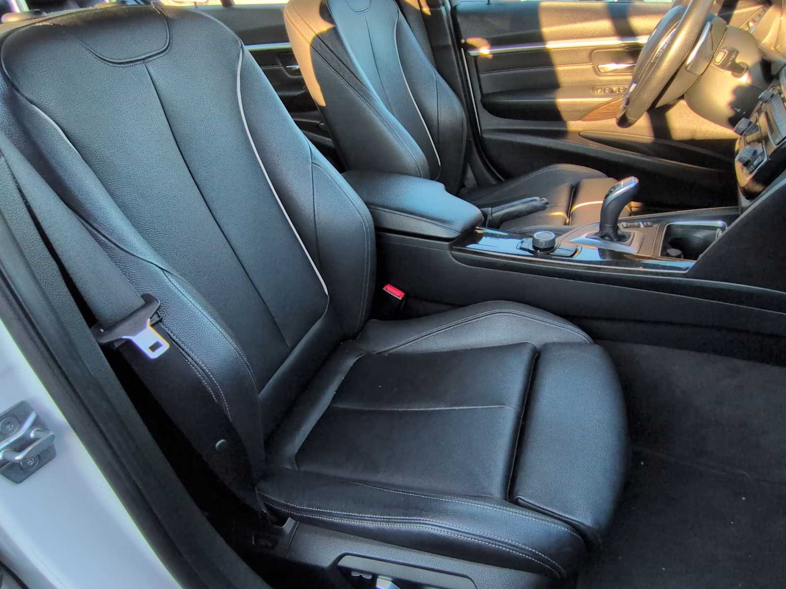 Thumbnail: 2016 BMW 3 Series - 23