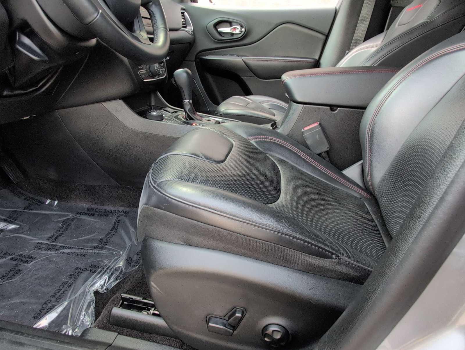 Thumbnail: 2019 Jeep Cherokee - 17